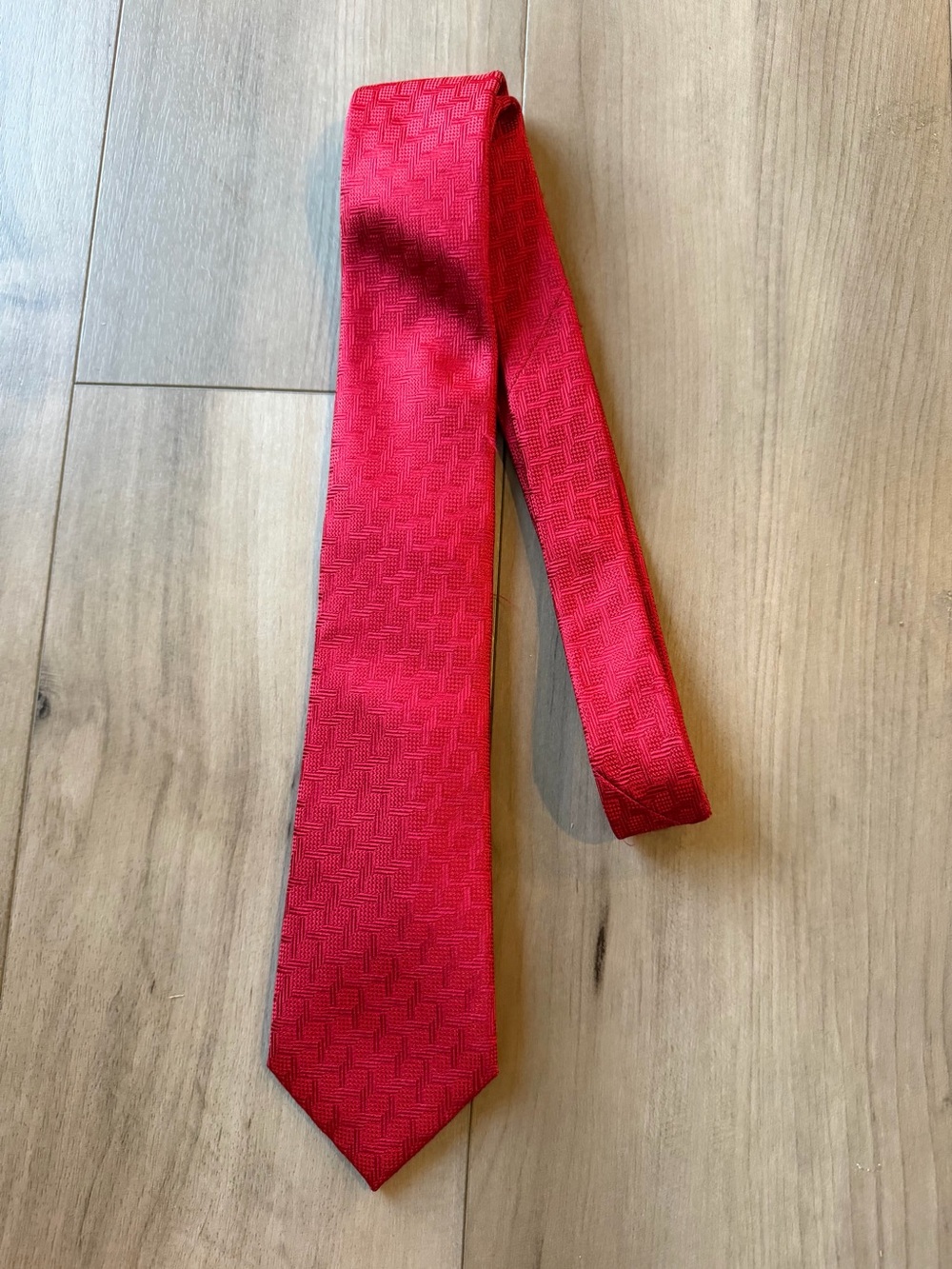 Classic Red Men's Tie - Stylish Solid Pattern